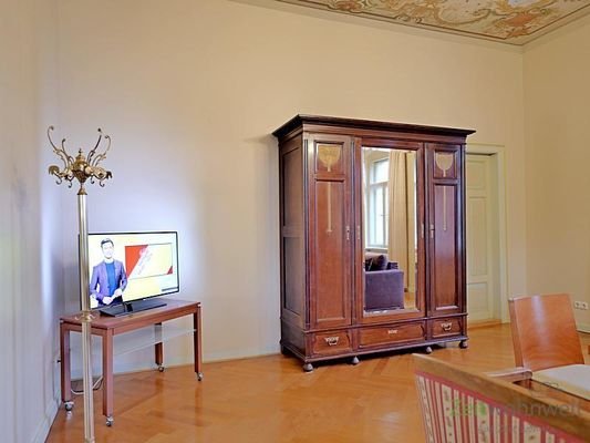 TV und Kleiderschrank