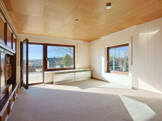 Lichtdurchfluteter Wohnbereich mit Zugang zur Terrasse