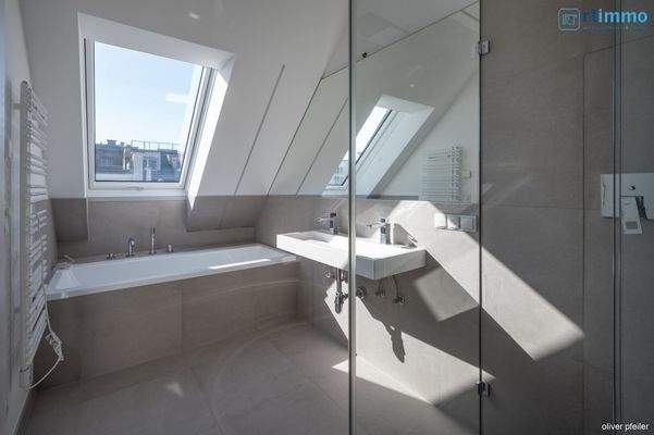 Badezimmer mit Badewanne, Dusche und WC