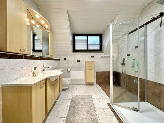 Bad mit Dusche und WM-Anschluss