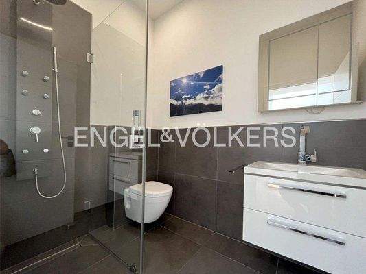 Gäste-WC mit Dusche  