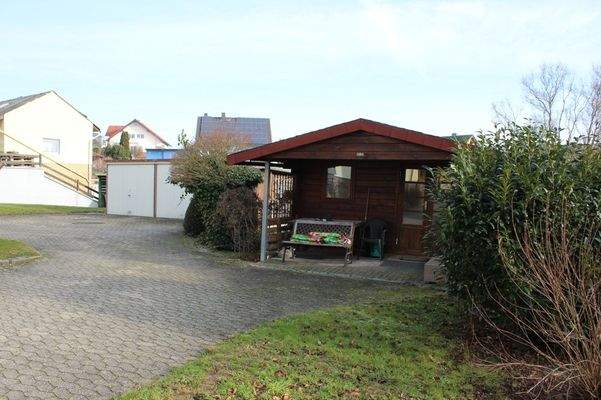 Doppelgarage und Gartenhäuschen