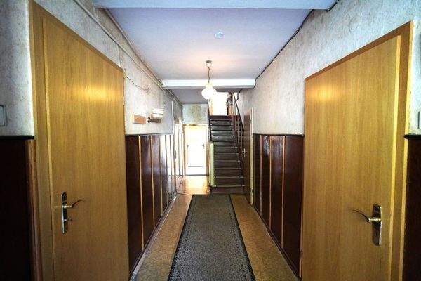 Langer Flur mit Treppen
