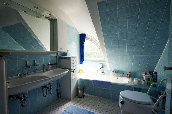 Bad mit Wanne und Dusche