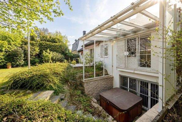 Zugang zum unteren Hobbyraum (KI-Frühling)