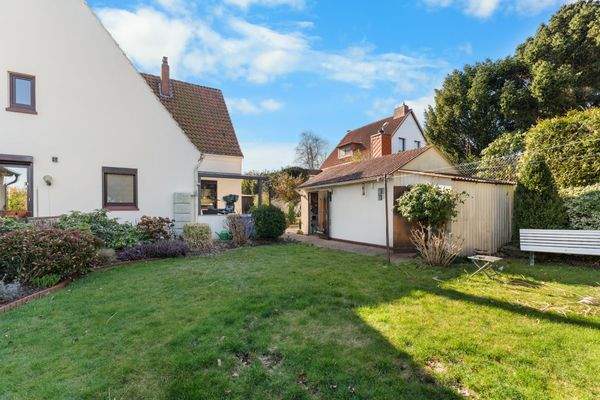 Garten mit Geräteraum