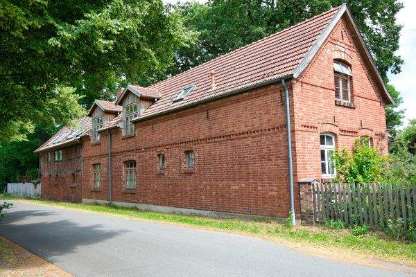 Straßenansicht Nebengebäude