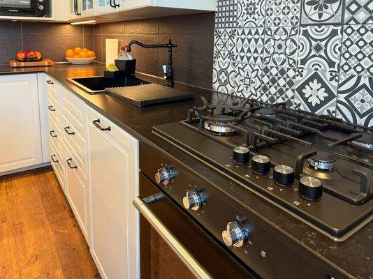 Gasherd und Naturstein Arbeitsfläche