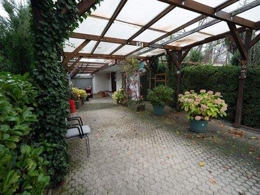 Blick von Hofeinfahrt auf Haus