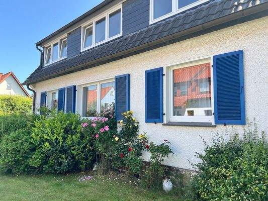 Hausansicht Fensterläden