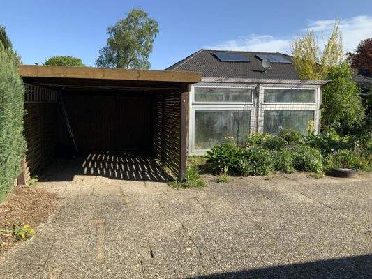 Außenansicht, Carport und Gewächshaus