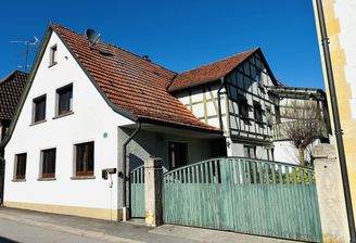Charmantes Anwesen im Dorfkern... die Südwestansicht mit markantem Zwerchhausgiebel