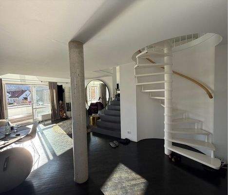 Wohnzimmer mit Wendeltreppe