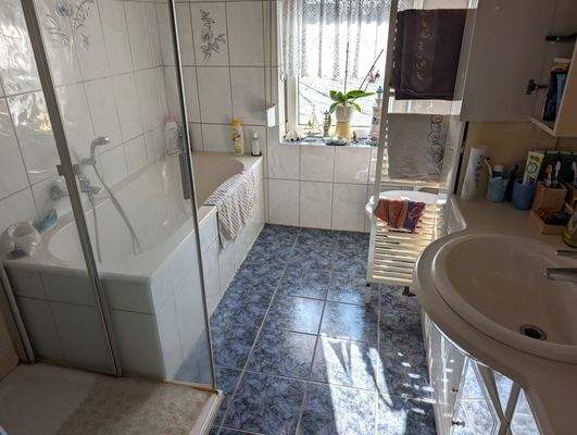 Bad mit Wanne und Dusche oben