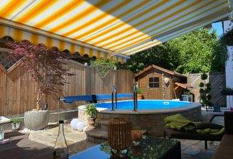 Großzügige Terrasse mit Pool