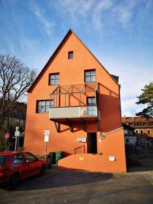 Vorderansicht mit Balkon