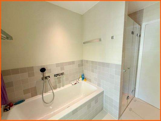 Badewanne und Dusche