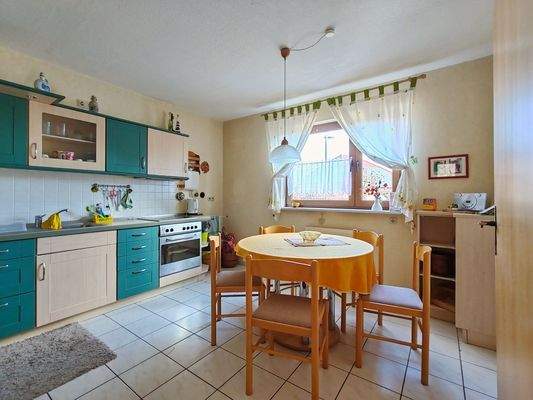 Helle Küche mit Essbereich