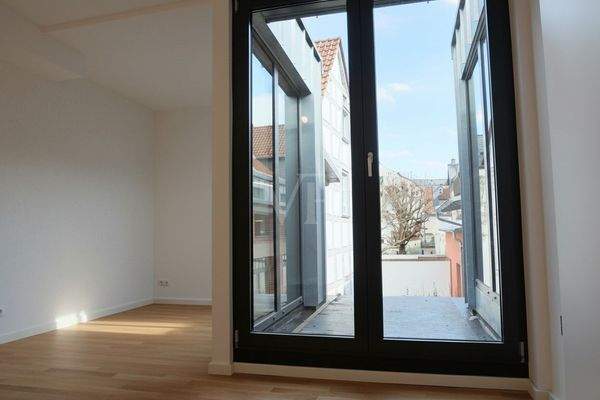 ... mit dreiseitiger Glasfront