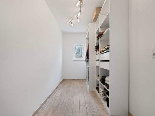 Erdgeschoss - Begehbarer Kleiderschrank