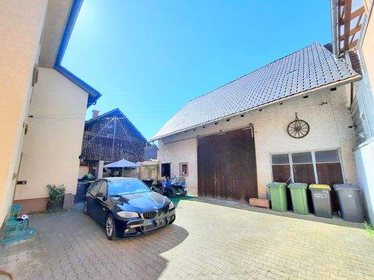 Hof mit Nebengebäude