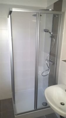 Bad mit Dusche neu 2022