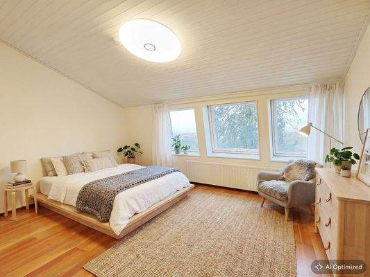 [KI-optimiertes Foto] Heller, geräumiger Schlafbereich im Dachgeschoss mit sehr schöner Fernsicht