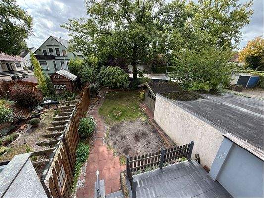 Blick vom Balkon in den Garten