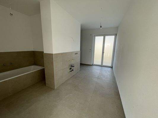 Bad in der Bauphase mit Wanne und Dusche