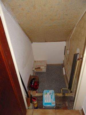 Abstellfläche unter der Treppe