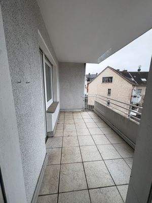 Sonniger Balkon mit Fliesen