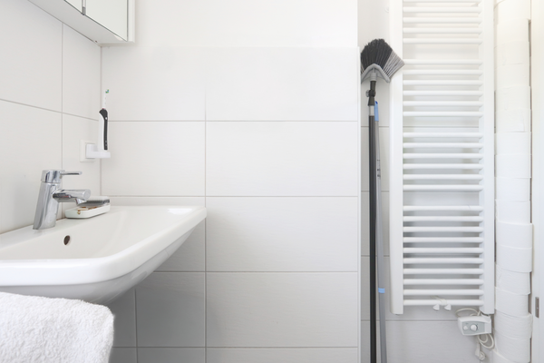 ...mit Handtuchheizkörper.