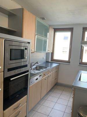 Küchenzeile mit erhöhtem Herd