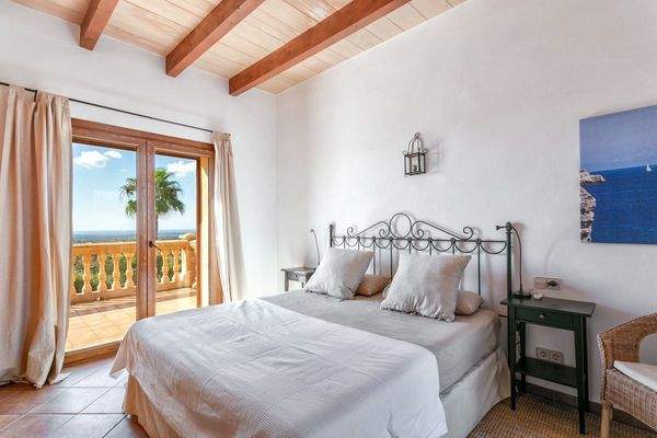 Hauptschlafzimmer mit Balkonzugang