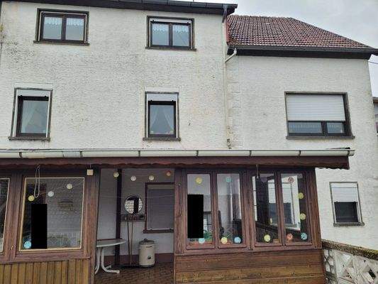 teilweise überdachte Terrasse im Untergeschoss