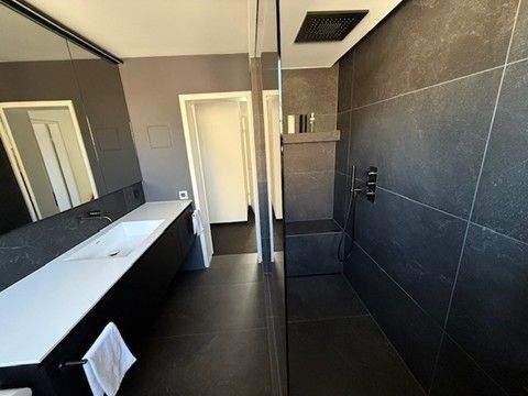 Bad mit großem Waschtisch