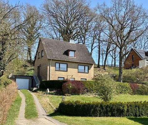 Hausansicht mit Garage und Zufahrt