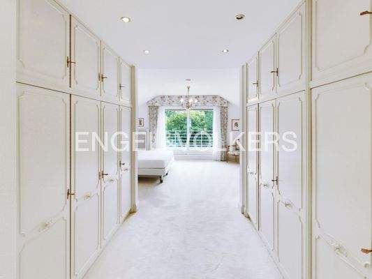 Ankleide zum Hauptschlafzimmer