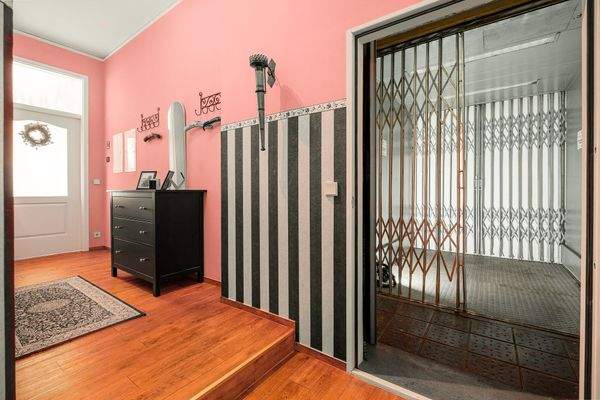 Garderobe mit Lastenaufzug 