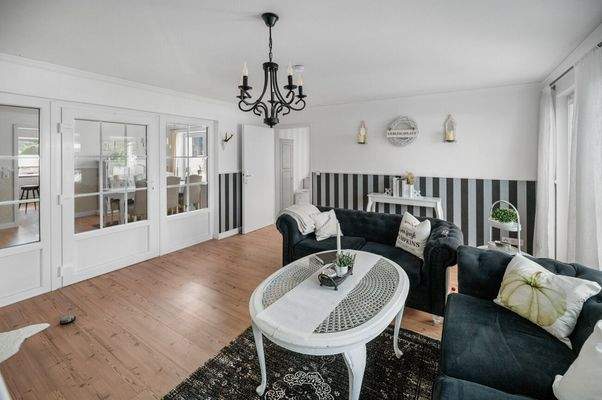 Wohnzimmer mit Zugang zum Bad