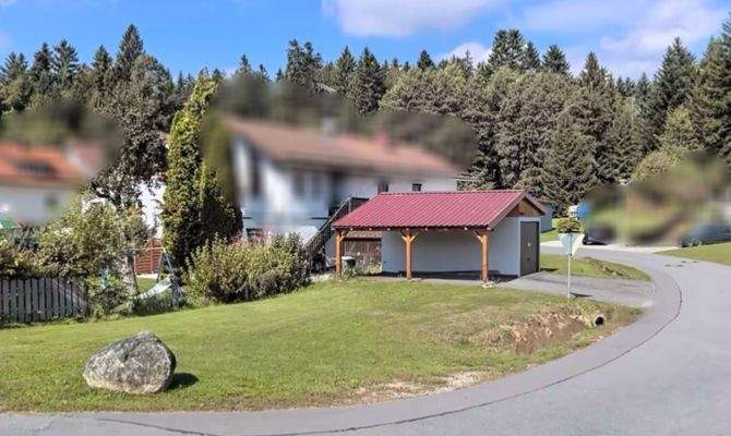 2. Grundstück mit Garage und Carport