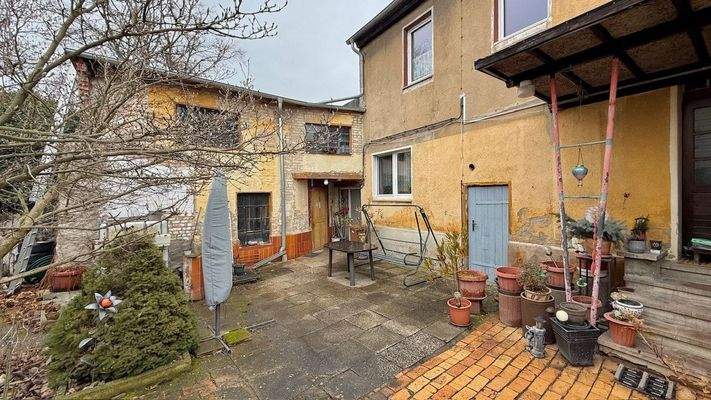 Innenhof mit Blick auf Nebengebäude und Fläche zur freien Gestaltung