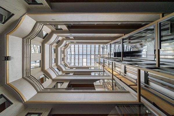 Atrium mit Aufzügen