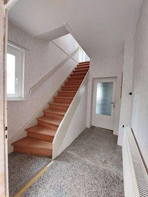 kleiner Zwischenflur mit Treppe ins Obergeschoss