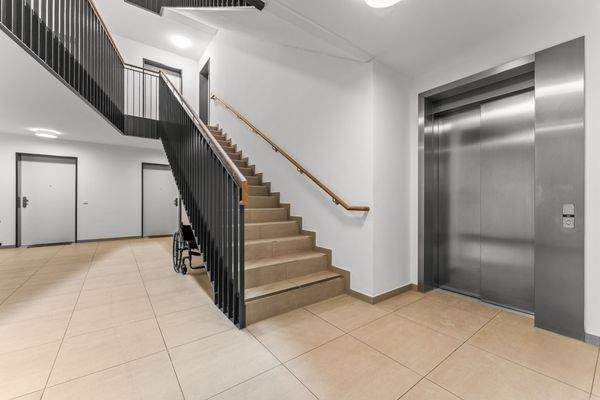 Hausflur mit Fahrstuhl 