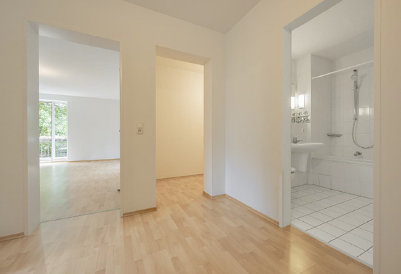 Diele mit Blick in den lichtdurchfluteten Wohn- und Essbreich.PNG