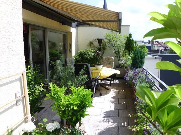 Penthouse mit großzügiger Dachterrasse in Südlage, neuer Küche und Echtholzparkett