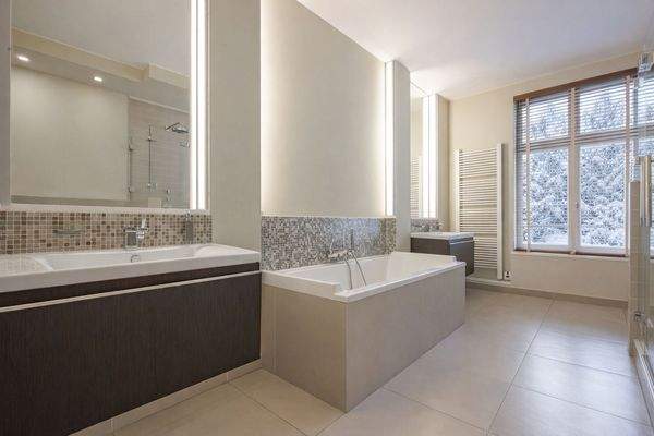 Bad mit Wanne und Doppeldusche