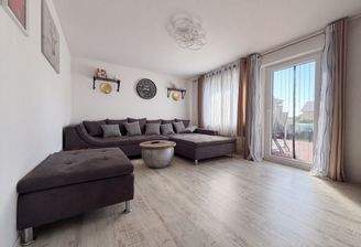 EG Wohnzimmer: Im Sommer verbindet die offene Terrassentür Sofa und Holzterrasse
