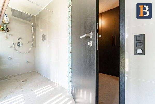 Großzügige Dusche